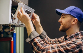 1619108660 hombre servicio ajustando sistema calefaccion casa1303 26546