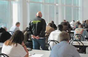 ep alumnos examinandose para sacarse el carne de conducir