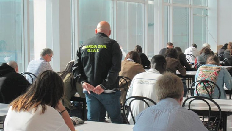 ep alumnos examinandose para sacarse el carne de conducir