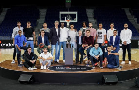 ep antonio martin junto a jugadores de los 18 equipos de la liga endesa 2019-2020 y el trofeo de