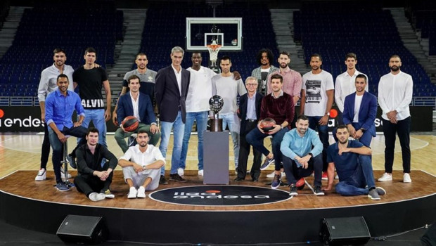ep antonio martin junto a jugadores de los 18 equipos de la liga endesa 2019-2020 y el trofeo de