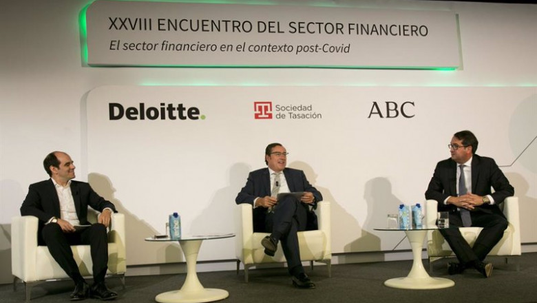 ep antonio simes izq ceo de santander espana y peio belausteguigoitia dcha director de espana y
