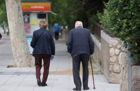 ep archivo   dos pensionistas paseando por una calle de madrid