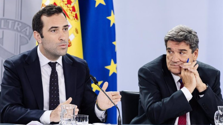 Archivo - El ministro de Economía, Comercio y Empresa, Carlos Cuerpo (i) y el ministro para la Transformación Digital y de la Función Pública, Óscar López (d). | Carlos Luján - Europa Press - Archivo ep archivo el ministro de economia comercio y empresa carlos cuerpo i y el ministro para la
