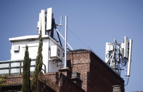ep archivo - imagen de antenas de telefonia en el tejado de una casa en la ciudad de madrid