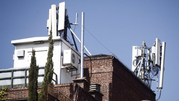 ep archivo - imagen de antenas de telefonia en el tejado de una casa en la ciudad de madrid