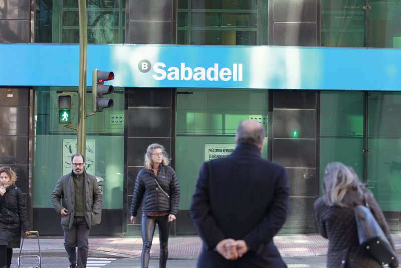 Sabadell intenta agarrarse a los máximos de marzo tras perder casi un 30%