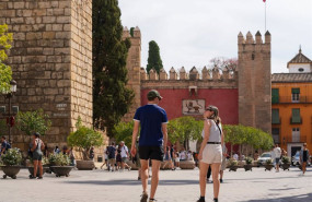ep archivo   turistas pasean por los lugares mas representativos de la ciudad en sevilla andalucia
