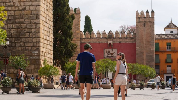 ep archivo   turistas pasean por los lugares mas representativos de la ciudad en sevilla andalucia