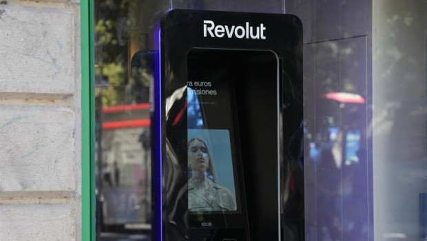 ep archivo   un cajero de revolut a 10 de octubre de 2025 en barcelona cataluna espana