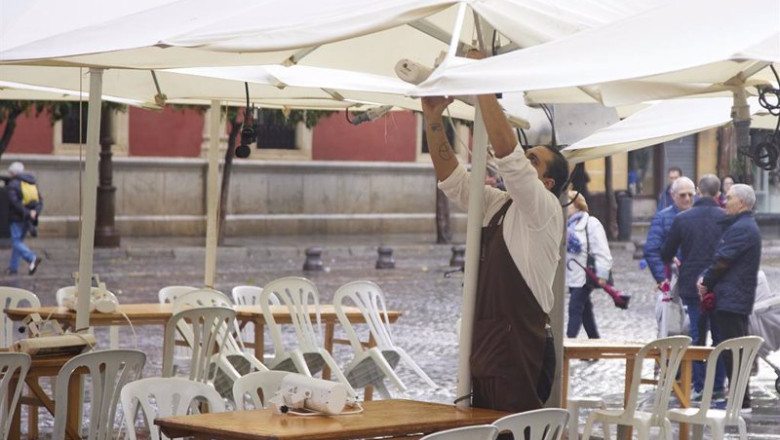 ep archivo un camarero pone los calefactores en una terraza en el puente del mes de diciembre en ep archivo un camarero pone los calefactores en una terraza en el puente del mes de diciembre en
