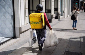 ep archivo un repartidor de glovo con bolsas camina por una calle del centro de madrid ep archivo un repartidor de glovo con bolsas camina por una calle del centro de madrid
