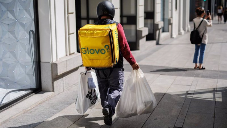 ep archivo un repartidor de glovo con bolsas camina por una calle del centro de madrid ep archivo un repartidor de glovo con bolsas camina por una calle del centro de madrid
