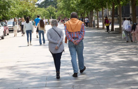 ep archivo   una pareja camina por paseo del prado