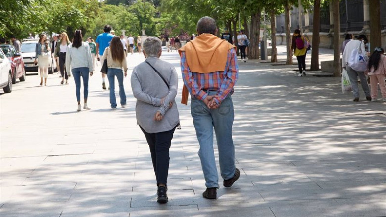 ep archivo una pareja camina por paseo del prado ep archivo una pareja camina por paseo del prado