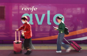 ep archivo varias personas caminan en el anden de un tren avlo durante la jornada en la que han ep archivo varias personas caminan en el anden de un tren avlo durante la jornada en la que han