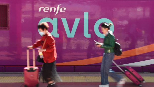 ep archivo   varias personas caminan en el anden de un tren avlo durante la jornada en la que han