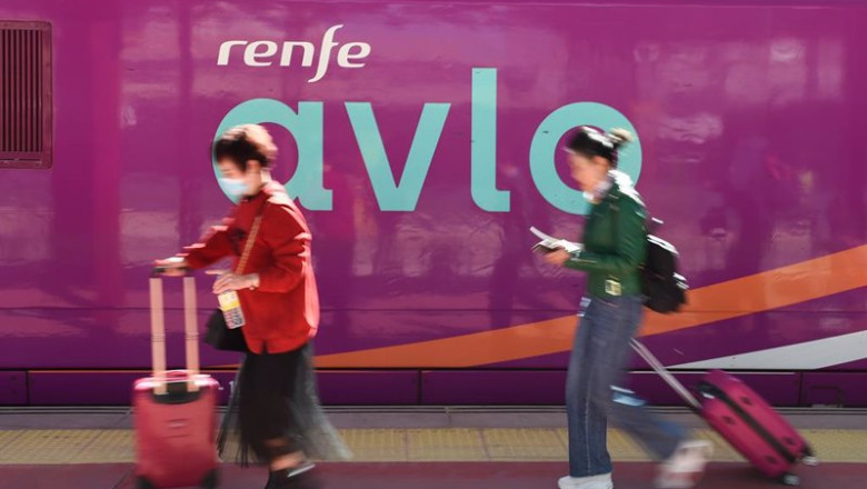 ep archivo varias personas caminan en el anden de un tren avlo durante la jornada en la que han ep archivo varias personas caminan en el anden de un tren avlo durante la jornada en la que han