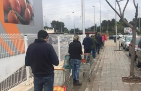 ep colas para acceder a un supermercado