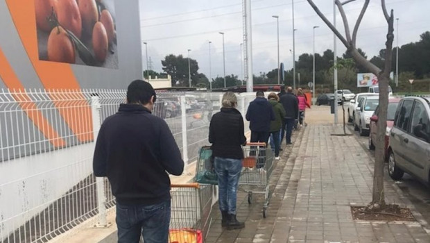 ep colas para acceder a un supermercado