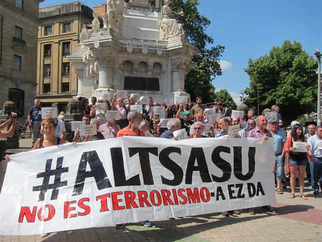 Concentración de familiares de los detenidos de Alsasua | EUROPA PRESS ep concentracionfamiliareslos detenidosalsasua