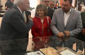 ep dolores carcedo y adrian barbon en la visita a la exposicion sobre severo ochoa