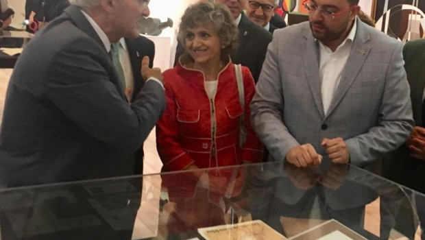 ep dolores carcedo y adrian barbon en la visita a la exposicion sobre severo ochoa