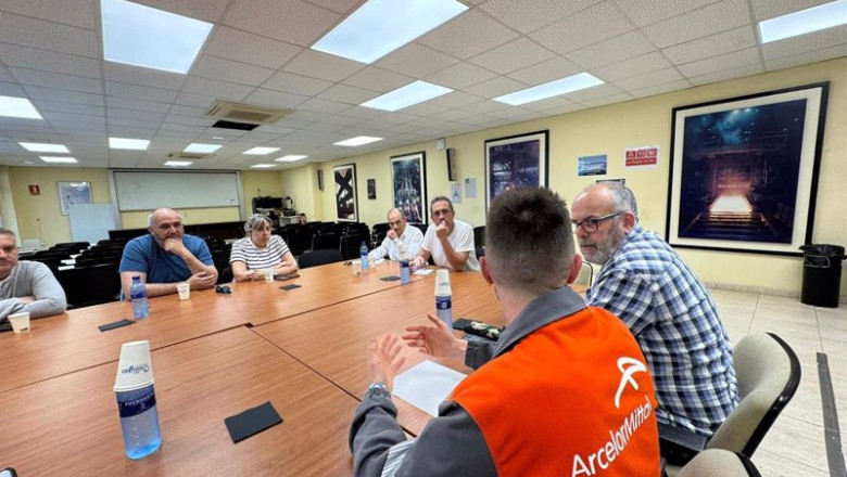 El coordinador de Izquierda Unida de Asturias, Ovidio Zapico, reunido con representantes de CCOO en la factoría gijonesa de ArcelorMittal. | IU ASTURIAS ep el coordinador de izquierda unida de asturias ovidio zapico reunido con representantes de ccoo en