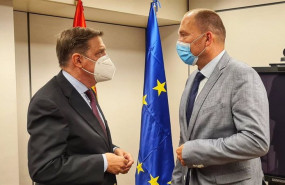 ep el ministro de agricultura pesca y alimentacion luis planas en una reunion en bruselas con su