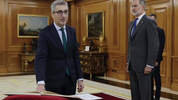 ep el ministro de hacienda arcadi espana i durante la jura de su cargo ante el rey felipe vi d en el