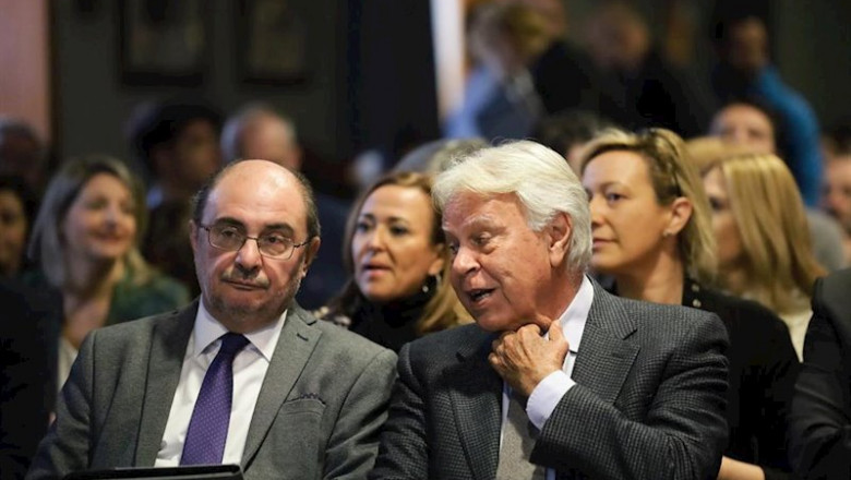 El presidente del Gobierno de Aragón, Javier Lambán y el expresidente Felipe González durante la presentación del informe 'Jóvenes, Internet y democracia' | Fabián Simón - Europa Press ep el presidente del gobierno de aragon javier lamban y el expresidente felipe gonzalez durante la