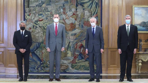 ep el rey felipe vi junto con luca de meo jean dominique senard y jose vicente de los mozos