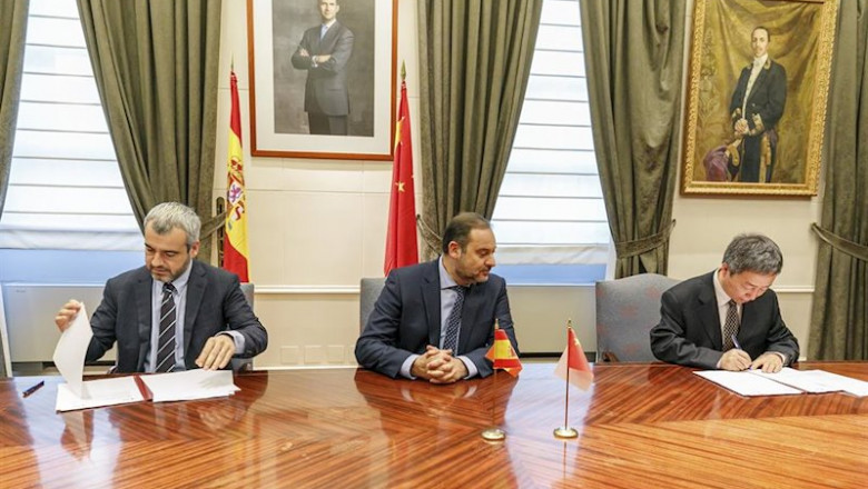 ep el senior vicepresidente de ctrip li xiaoping junto al consejero delegado de aena maurici lucena