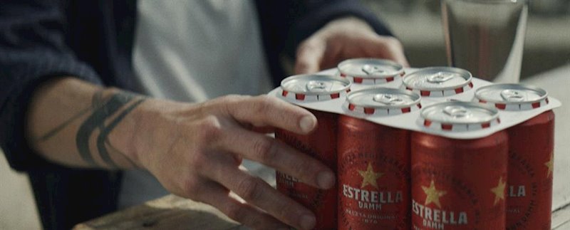 Estrella Damm sustituye las anillas de plástico de sus latas por otras de cartón biodegradable | ESTRELLA DAMM ep estrella damm sustituye las anillas de plastico de sus latas por otras de carton biodegradable