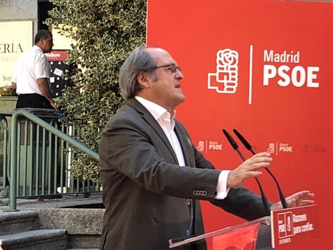 Gabilondo se dirige al público en un acto en San Lorenzo de El Escorial | ÁNGEL GABILONDO ep gabilondodirigepublicoun actosan lorenzoescorial