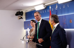 ep i-d diputadovox pablo saez la secretaria generalgpvox macarena olona secretario generalvox javier ortega smith ofrecenruedaprensapresentarregistro del congresolos diputadosproposicionde le