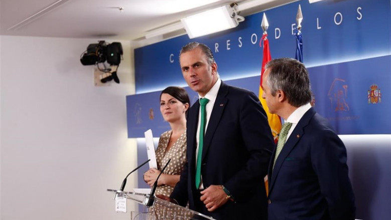 (I-D) El diputado de Vox, Pablo Sáez; la secretaria general del GP de Vox, Macarena Olona; el secretario general de Vox, Javier Ortega Smith, ofrecen una rueda de prensa tras presentar en el registro del Congreso de los Diputados una Proposición No de Le | Óscar J.Barroso - Europa Press ep i-d diputadovox pablo saez la secretaria generalgpvox macarena olona secretario generalvox javier ortega smith ofrecenruedaprensapresentarregistro del congresolos diputadosproposicionde le