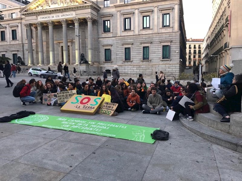 ep jovenes convocados por el movimiento fridays for future hacen una sentada ante el congreso