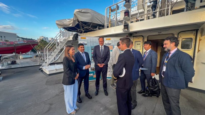 La conselleira do Mar, Marta Villaverde, el delegado del Gobierno, Pedro Blanco, y el presidente del Puerto de Vigo, Carlos Botana, en la inauguración de un nuevo curso de capacitación organizado por la FAO a bordo del 'Intermares', atracado en la ciudad. | XUNTA DE GALICIA ep la conselleira do mar marta villaverde el delegado del gobierno pedro blanco y el presidente del