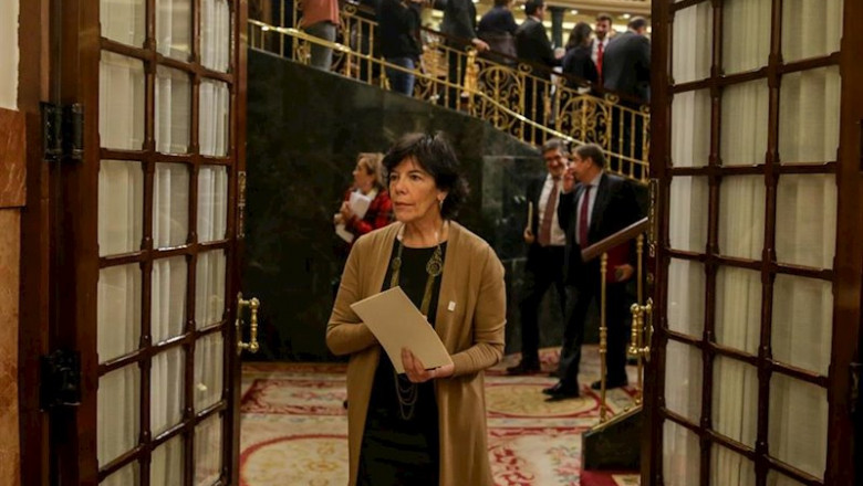 La ministra de Educación y Formación Profesional, Isabel Celaá, la semana pasada saliendo del hemiciclo del Congreso. | Ricardo Rubio - Europa Press ep la ministra de educacion y formacion profesional isabel celaa la semana pasada saliendo del