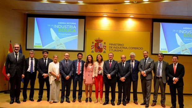 ep la ministra de industria comercio y turismo en funciones reyes maroto junto a los representantes