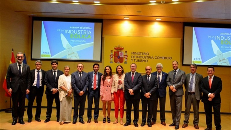 ep la ministra de industria comercio y turismo en funciones reyes maroto junto a los representantes
