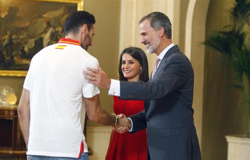 ep los reyes reciben a la seleccion espanola de baloncesto