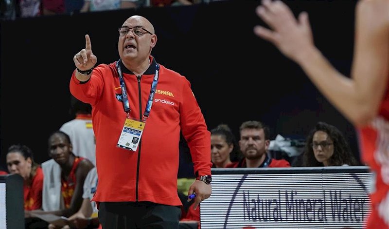 ep lucas mondelo dirigiendo a la seleccion espanola