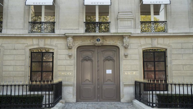 ep march 27th 2020 - paris ile-de-france france paris under confinement gucci avenue montaigne area