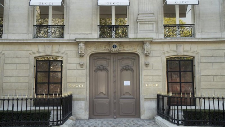 March, 27th 2020 - Paris, Ile-de-France, France: Paris under confinement, Gucci, Avenue Montaigne area of high fashion, beauty, accessories, haute couture, all shops closed, in 8th arrondissement, and all public spaces virtually empty to stop the spread o | Nigel Dickinson ep march 27th 2020 - paris ile-de-france france paris under confinement gucci avenue montaigne area