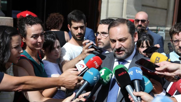 ep ministrofomentofunciones jose luis abalos atiendelos medioscomunicacionactotomaposesionla secretaria generalpsn maria chivite como nueva presidentanavarra