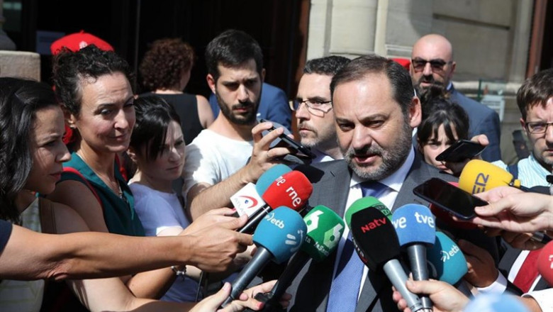 El ministro de Fomento en funciones, José Luis Ábalos, atiende a los medios de comunicación tras el acto de toma de posesión de la secretaria general del PSN, María Chivite, como nueva presidenta de Navarra. | David Domench - Europa Press ep ministrofomentofunciones jose luis abalos atiendelos medioscomunicacionactotomaposesionla secretaria generalpsn maria chivite como nueva presidentanavarra