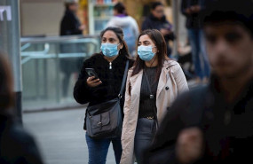 ep personas con mascarilla en barcelona por el brote de coronavirus
