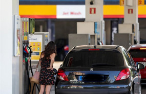ep personas ponen gasolina en sus coches en una gasolinera de madrid